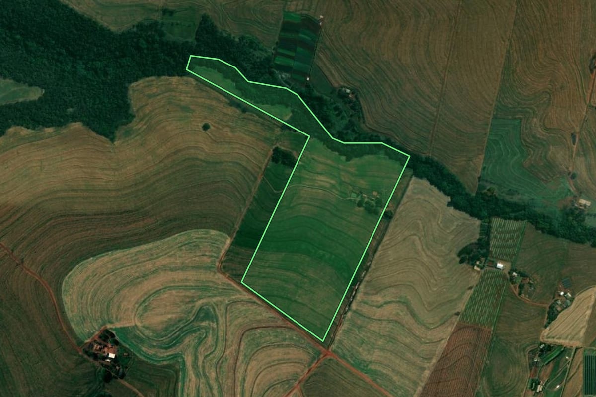 Imagem de satélite do imóvel rural em Bela Vista do Paraíso (PR), com o contorno declarado no CAR desenhado por cima.
