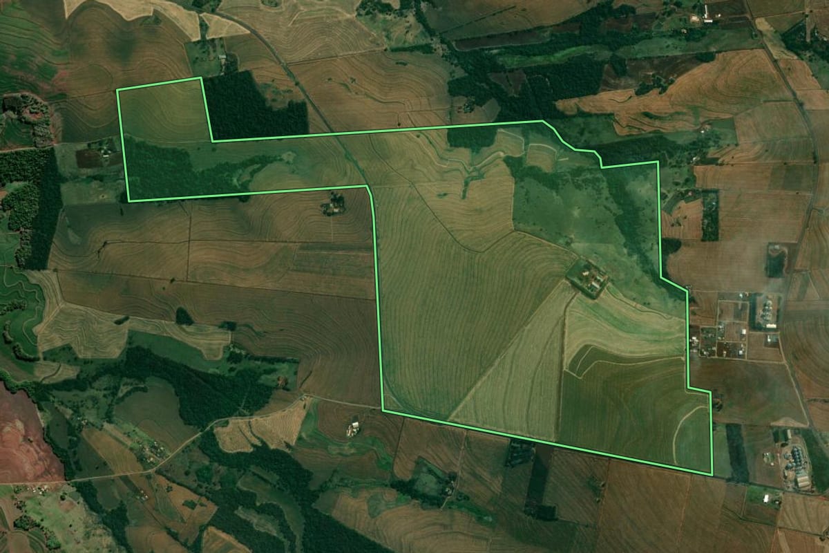 Imagem de satélite do imóvel rural em Bela Vista do Paraíso (PR), com o contorno declarado no CAR desenhado por cima.