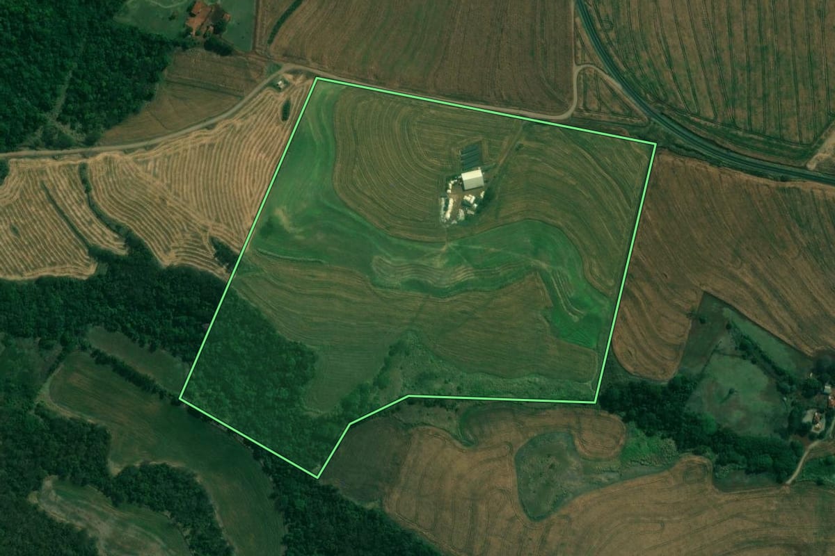 Imagem de satélite do imóvel rural em Bela Vista do Paraíso (PR), com o contorno declarado no CAR desenhado por cima.
