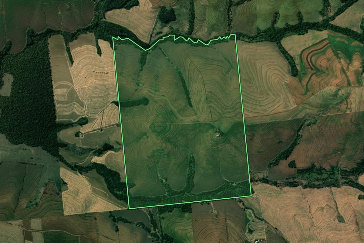Imagem de satélite do imóvel rural em Bela Vista do Paraíso (PR), com o contorno declarado no CAR desenhado por cima.