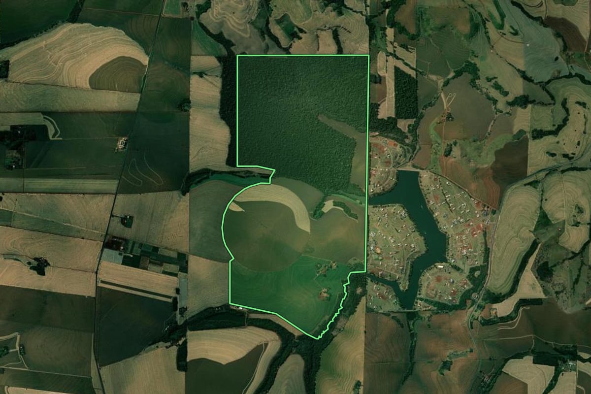 Imagem de satélite do imóvel rural em Bela Vista do Paraíso (PR), com o contorno declarado no CAR desenhado por cima.