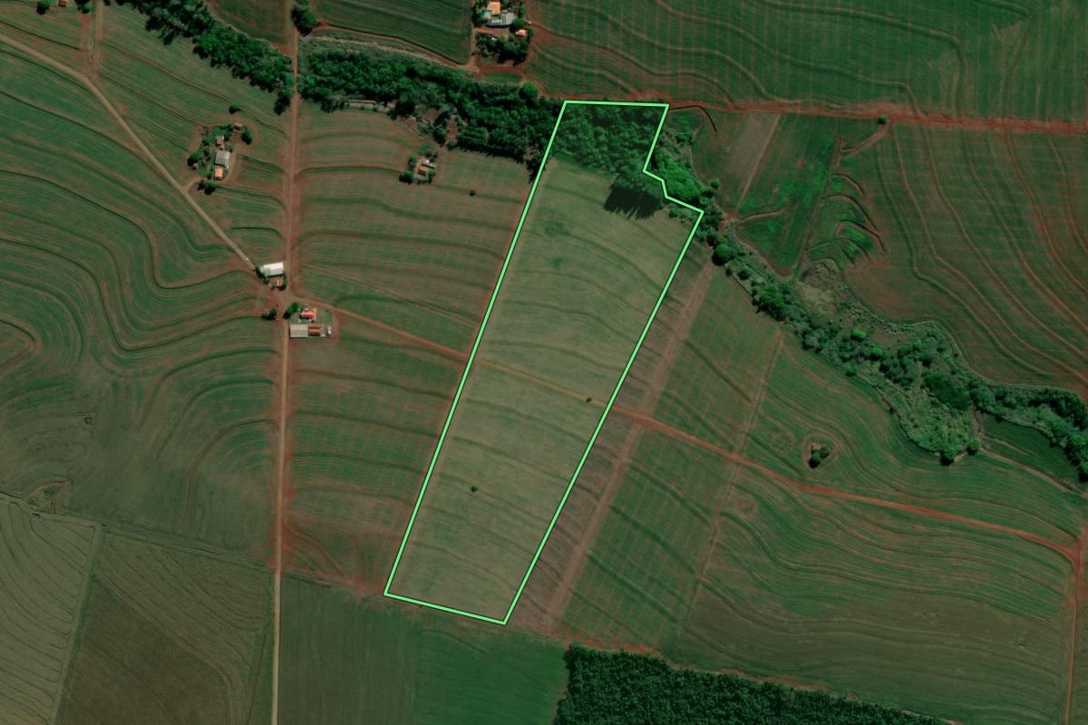 Imagem de satélite do imóvel rural em Bela Vista do Paraíso (PR), com o contorno declarado no CAR desenhado por cima.