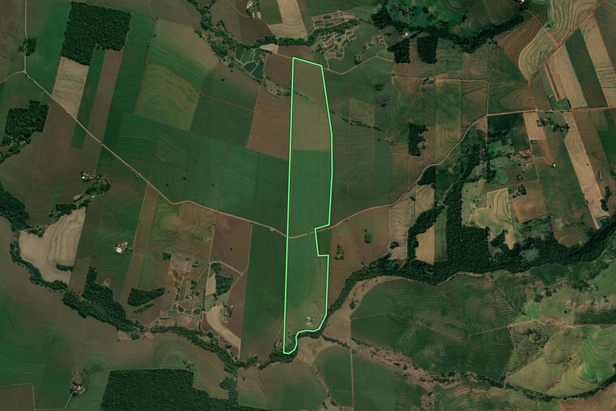 Imagem de satélite do imóvel rural em Bela Vista do Paraíso (PR), com o contorno declarado no CAR desenhado por cima.