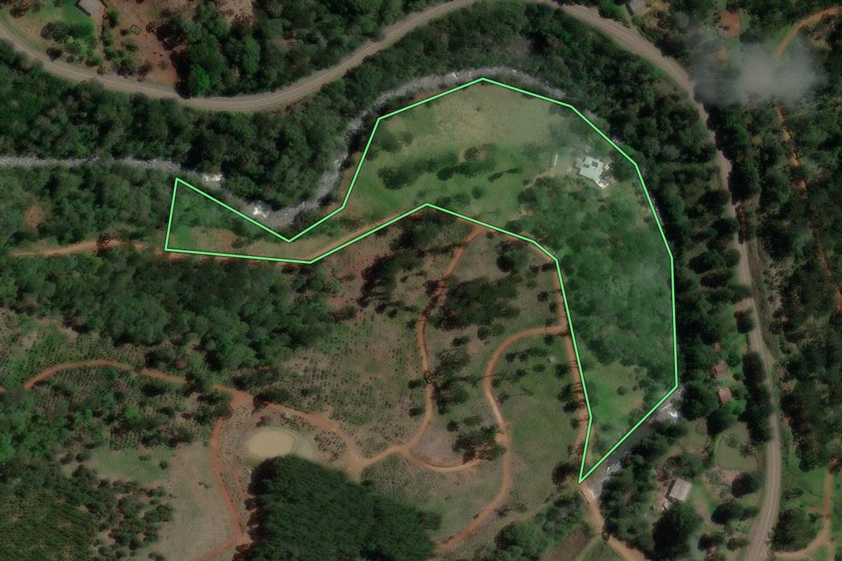 Imagem de satélite do imóvel rural em Bituruna (PR), com o contorno declarado no CAR desenhado por cima.