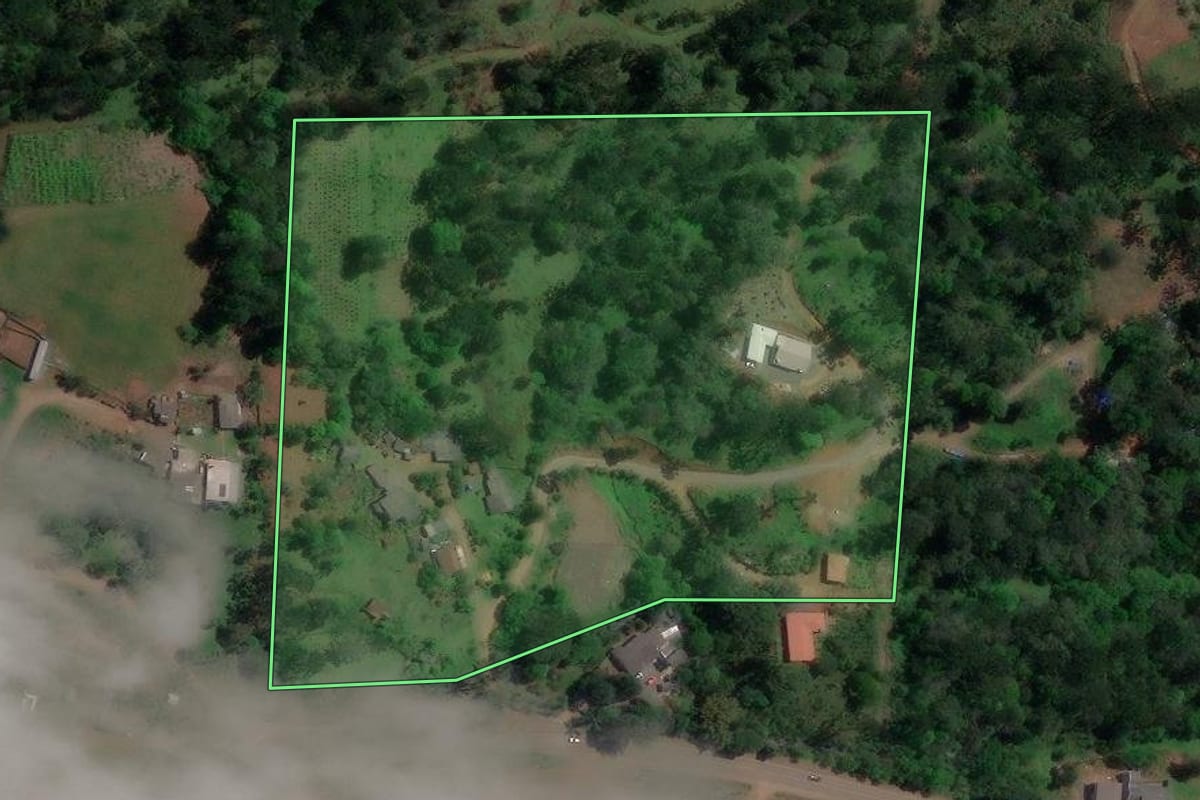 Imagem de satélite do imóvel rural em Bituruna (PR), com o contorno declarado no CAR desenhado por cima.