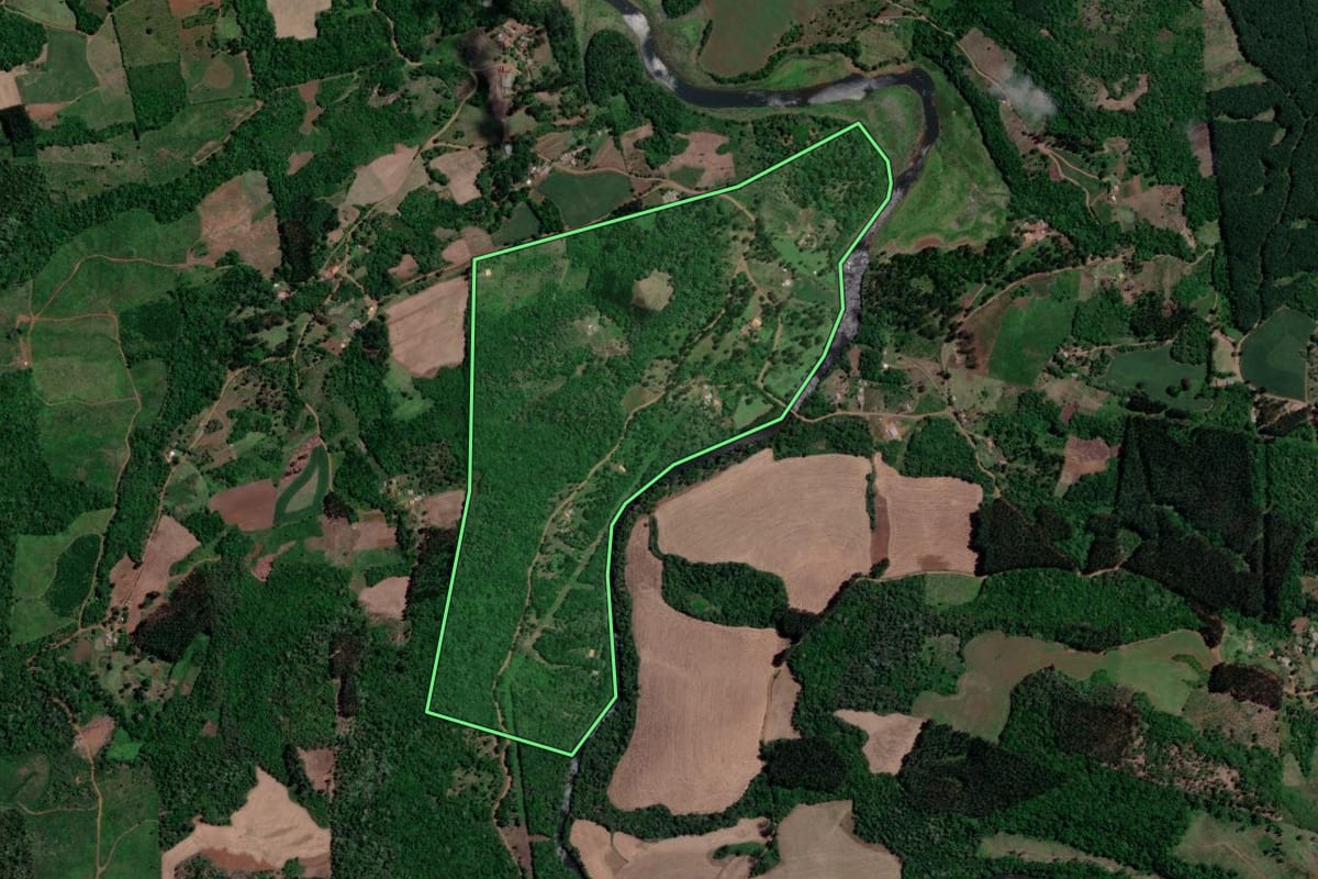 Imagem de satélite do imóvel rural em Bituruna (PR), com o contorno declarado no CAR desenhado por cima.