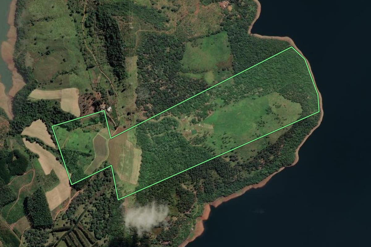 Imagem de satélite do imóvel rural em Bituruna (PR), com o contorno declarado no CAR desenhado por cima.
