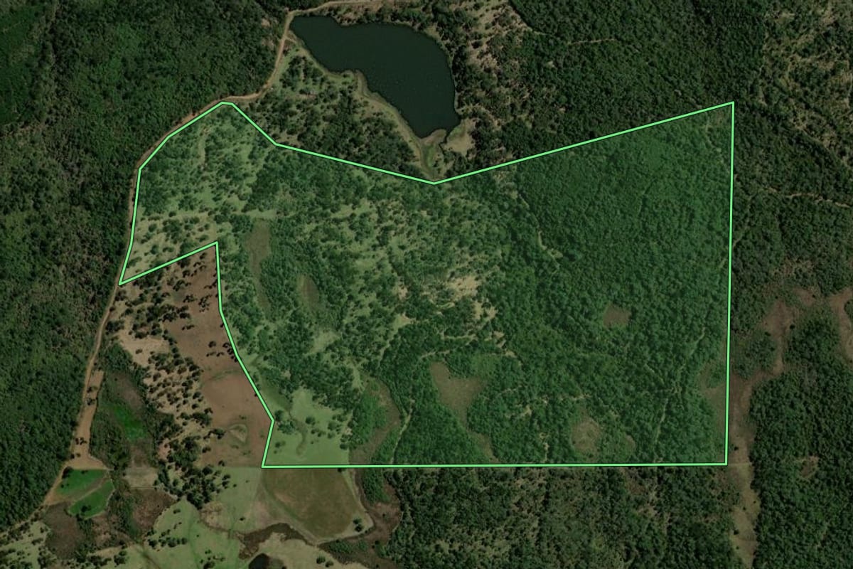 Imagem de satélite do imóvel rural em Bituruna (PR), com o contorno declarado no CAR desenhado por cima.