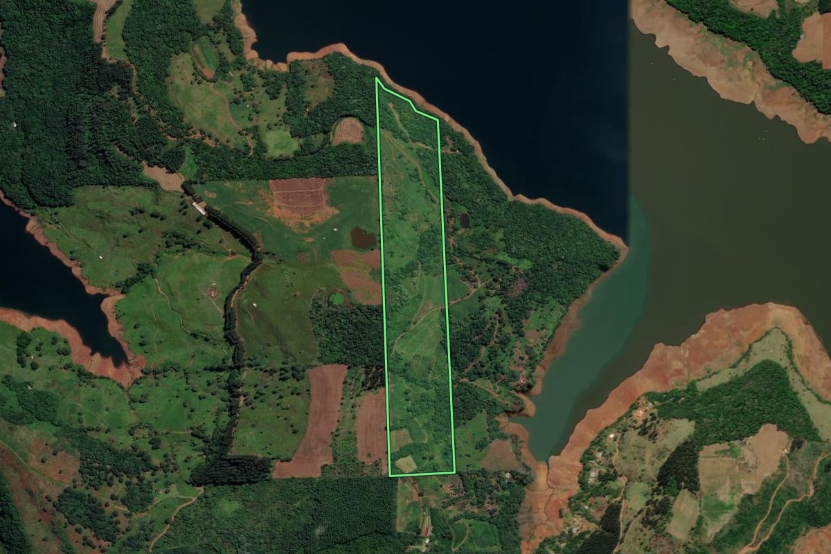 Imagem de satélite do imóvel rural em Bituruna (PR), com o contorno declarado no CAR desenhado por cima.