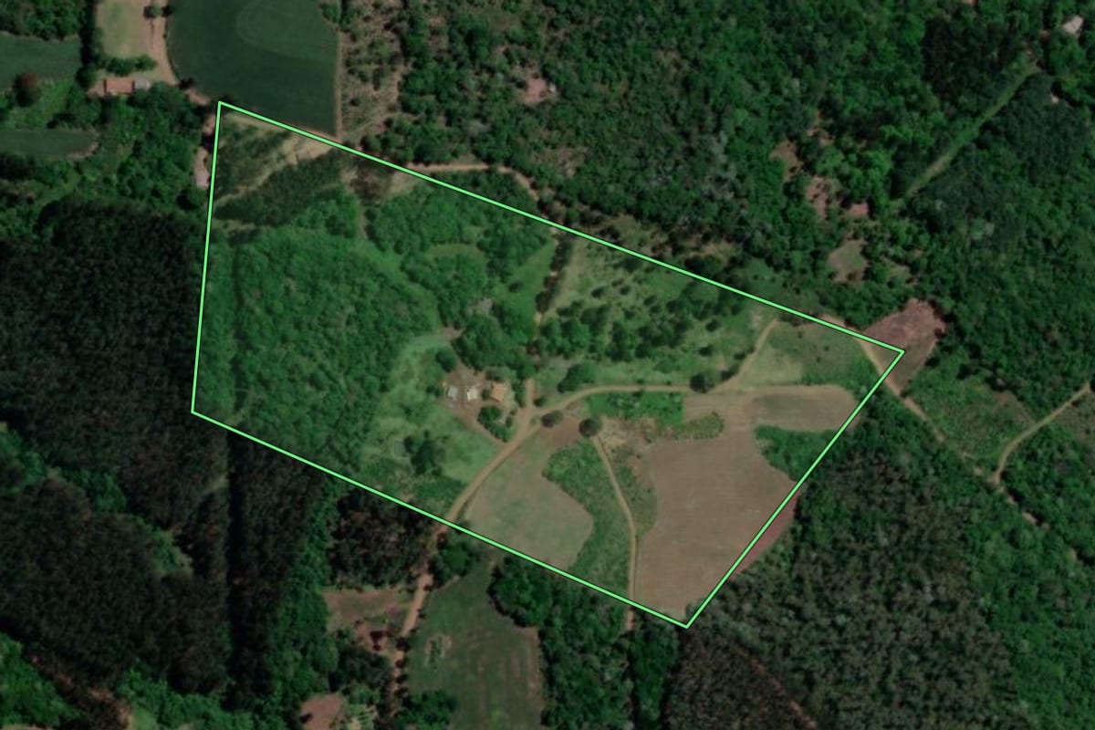 Imagem de satélite do imóvel rural em Bituruna (PR), com o contorno declarado no CAR desenhado por cima.