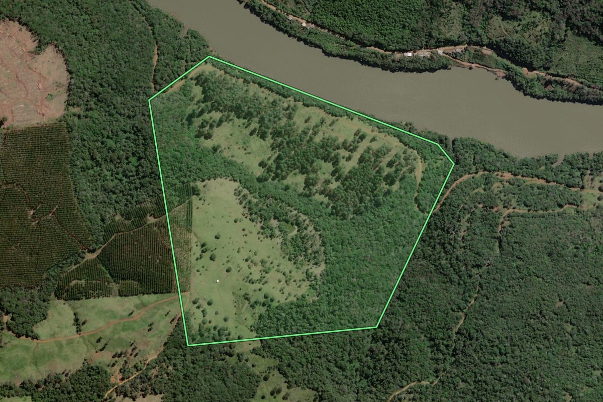 Imagem de satélite do imóvel rural em Bituruna (PR), com o contorno declarado no CAR desenhado por cima.