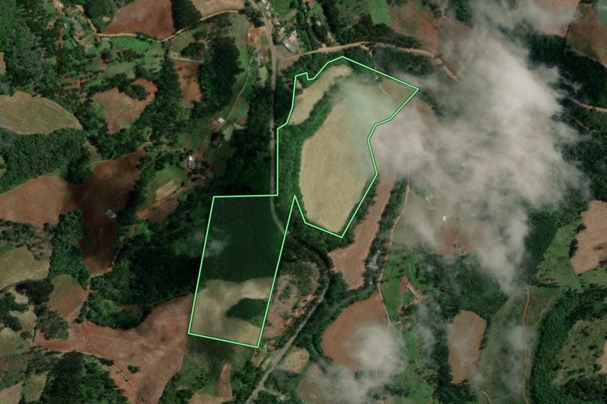 Imagem de satélite do imóvel rural em Bituruna (PR), com o contorno declarado no CAR desenhado por cima.