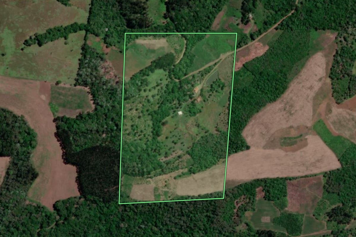 Imagem de satélite do imóvel rural em Bituruna (PR), com o contorno declarado no CAR desenhado por cima.