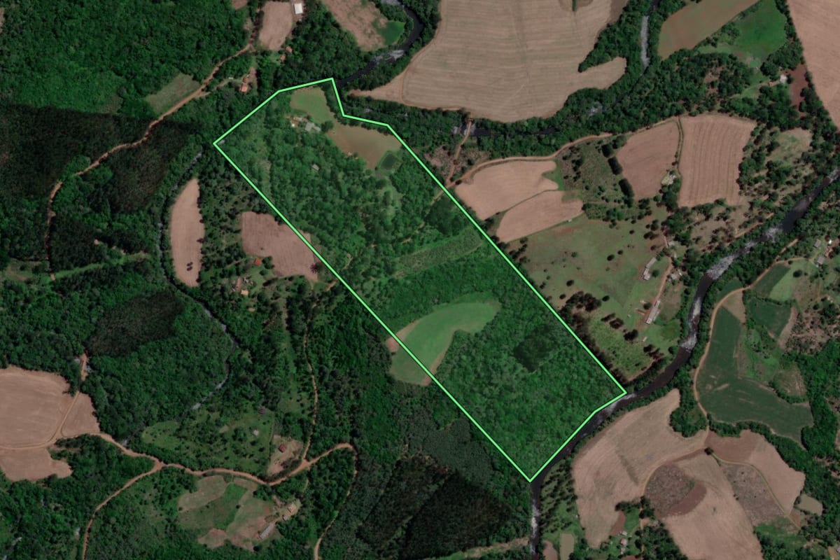 Imagem de satélite do imóvel rural em Bituruna (PR), com o contorno declarado no CAR desenhado por cima.