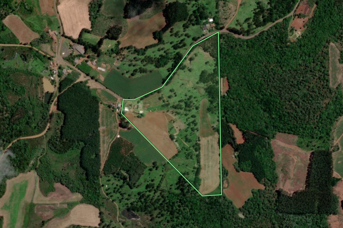 Imagem de satélite do imóvel rural em Bituruna (PR), com o contorno declarado no CAR desenhado por cima.