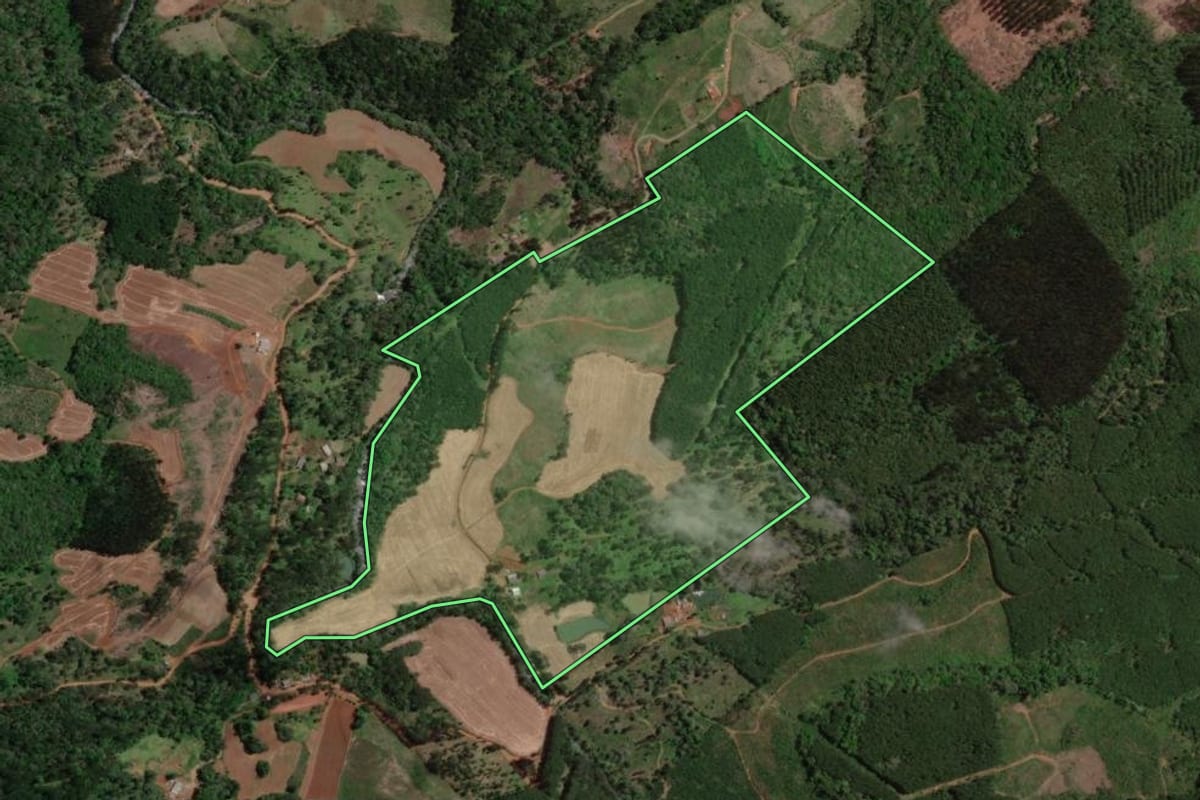 Imagem de satélite do imóvel rural em Bituruna (PR), com o contorno declarado no CAR desenhado por cima.