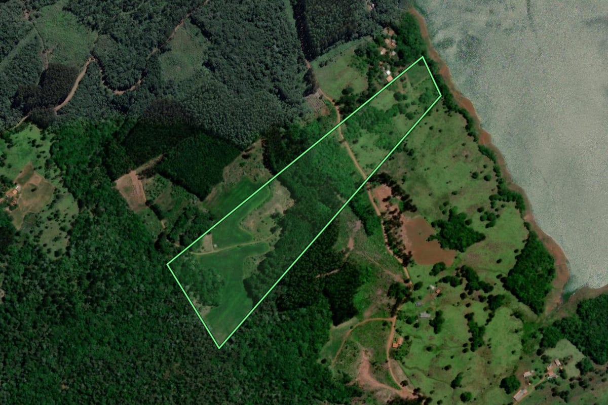 Imagem de satélite do imóvel rural em Bituruna (PR), com o contorno declarado no CAR desenhado por cima.