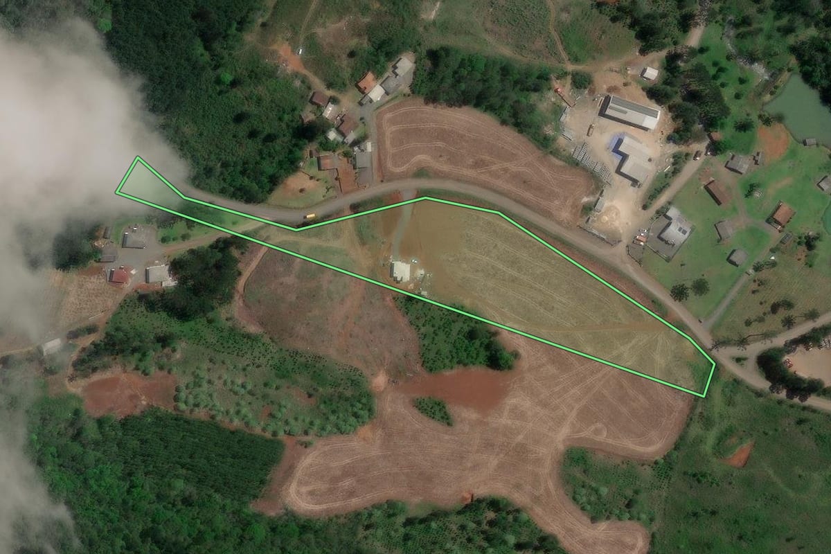 Imagem de satélite do imóvel rural em Bituruna (PR), com o contorno declarado no CAR desenhado por cima.