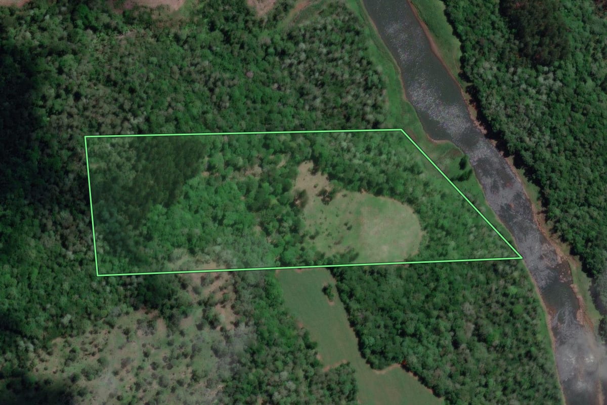 Imagem de satélite do imóvel rural em Bituruna (PR), com o contorno declarado no CAR desenhado por cima.
