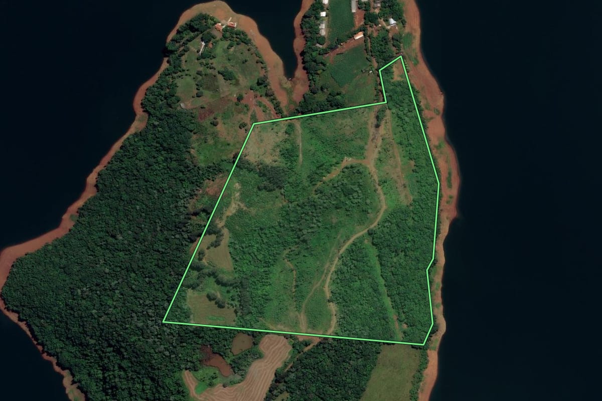Imagem de satélite do imóvel rural em Bituruna (PR), com o contorno declarado no CAR desenhado por cima.
