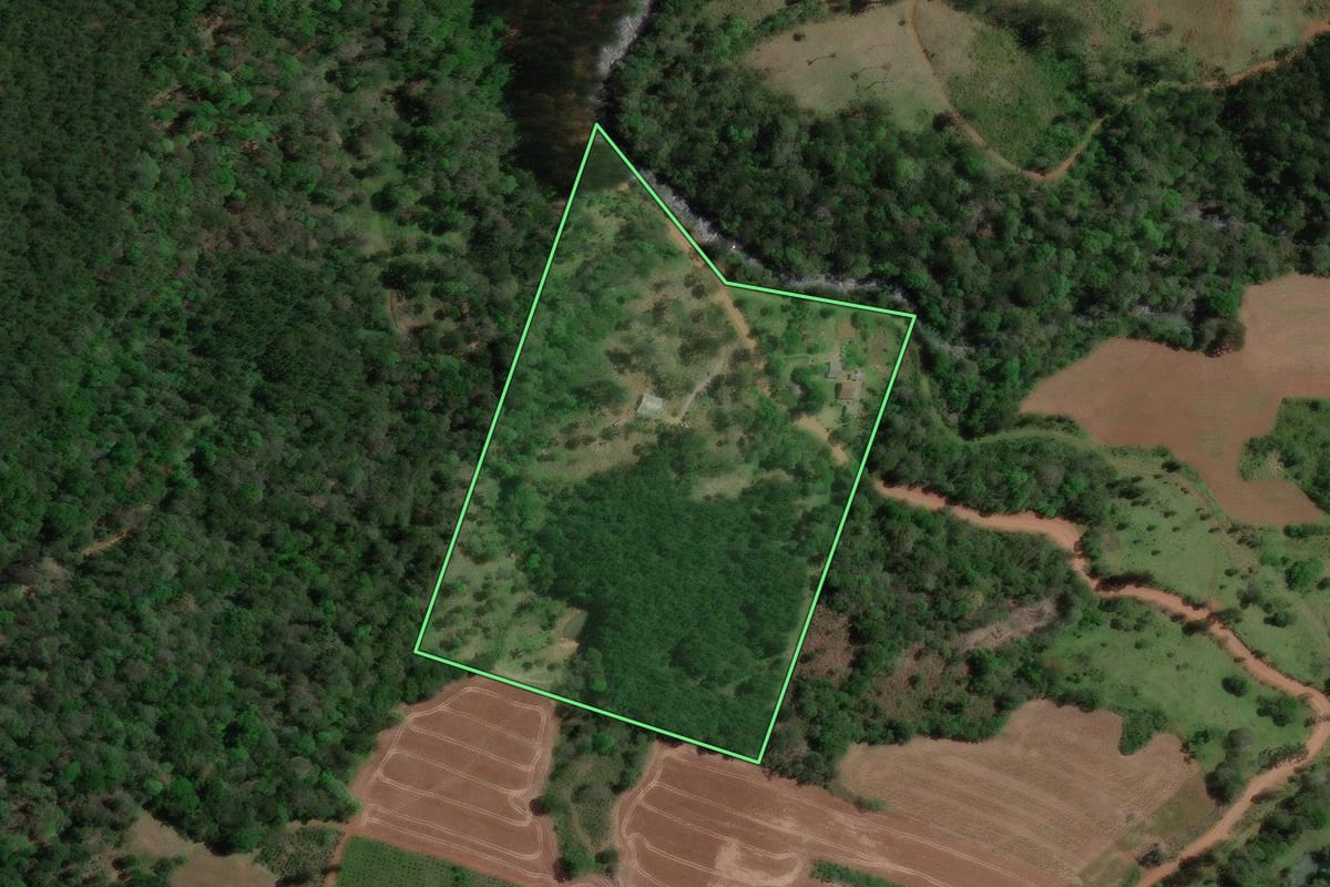 Imagem de satélite do imóvel rural em Bituruna (PR), com o contorno declarado no CAR desenhado por cima.