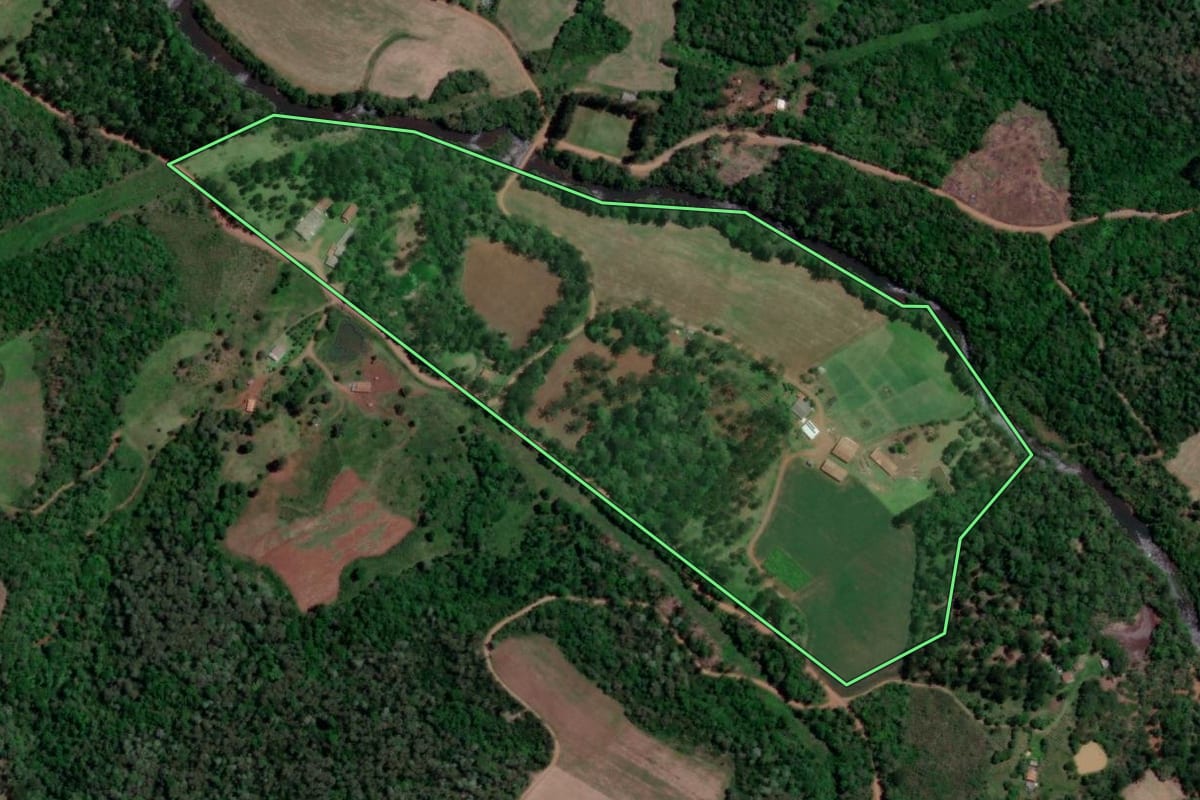 Imagem de satélite do imóvel rural em Bituruna (PR), com o contorno declarado no CAR desenhado por cima.