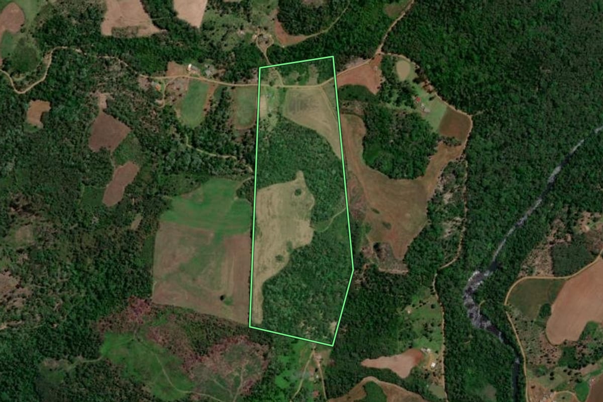 Imagem de satélite do imóvel rural em Bituruna (PR), com o contorno declarado no CAR desenhado por cima.