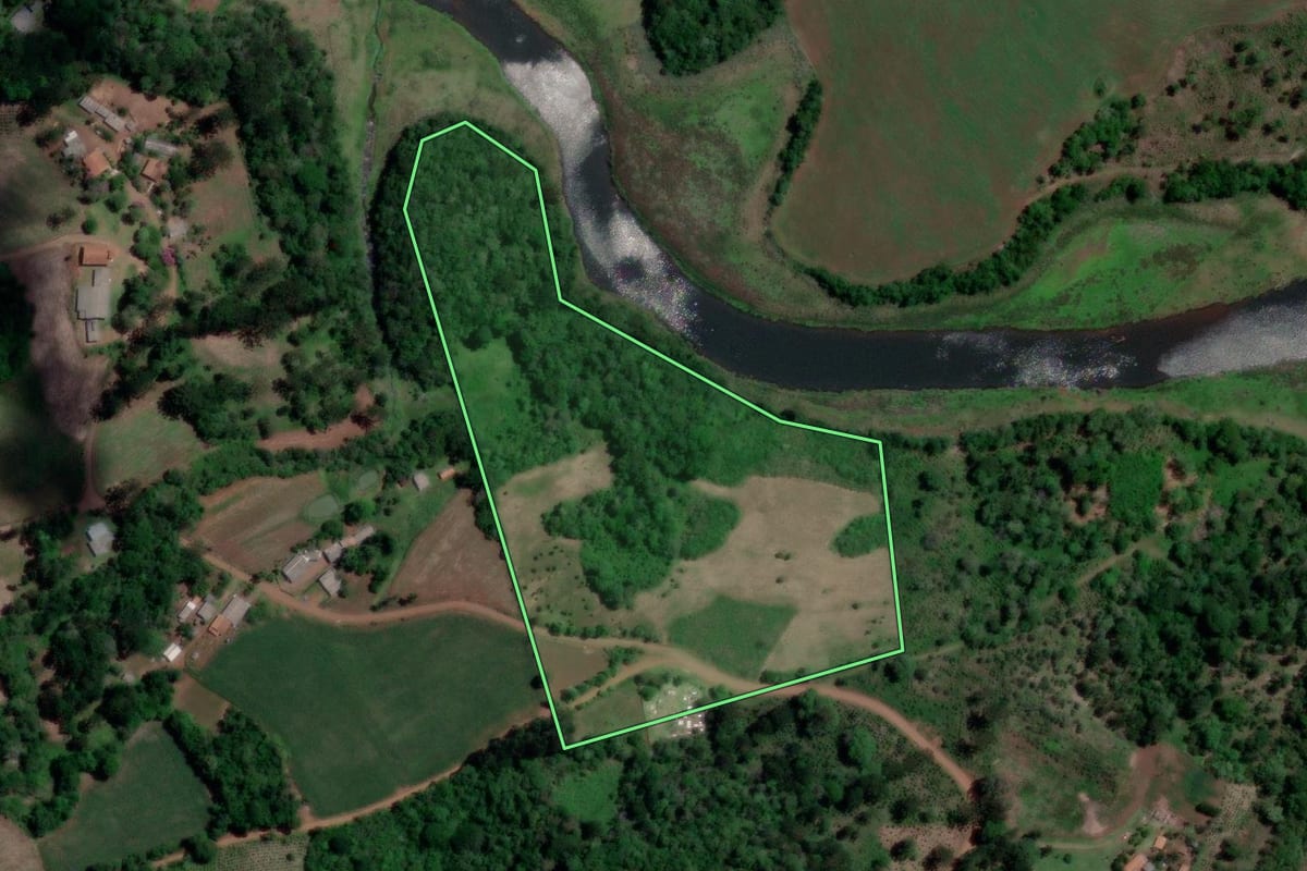 Imagem de satélite do imóvel rural em Bituruna (PR), com o contorno declarado no CAR desenhado por cima.