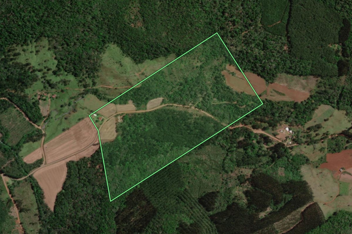 Imagem de satélite do imóvel rural em Bituruna (PR), com o contorno declarado no CAR desenhado por cima.