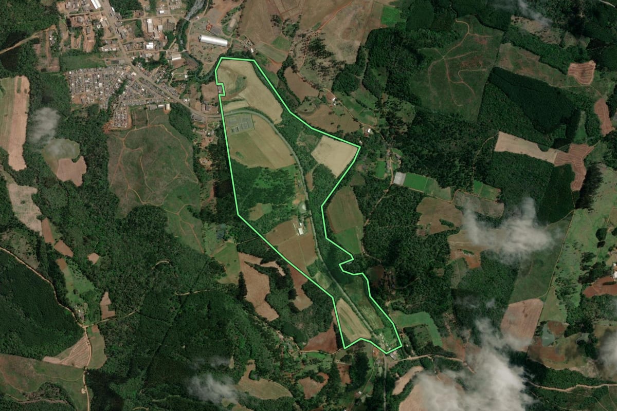 Imagem de satélite do imóvel rural em Bituruna (PR), com o contorno declarado no CAR desenhado por cima.