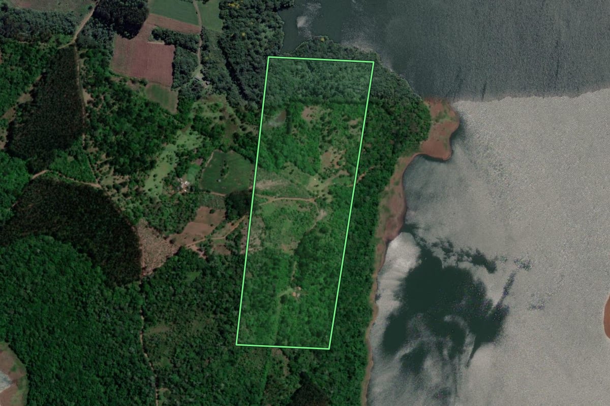 Imagem de satélite do imóvel rural em Bituruna (PR), com o contorno declarado no CAR desenhado por cima.
