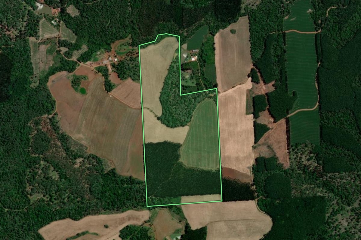 Imagem de satélite do imóvel rural em Bituruna (PR), com o contorno declarado no CAR desenhado por cima.