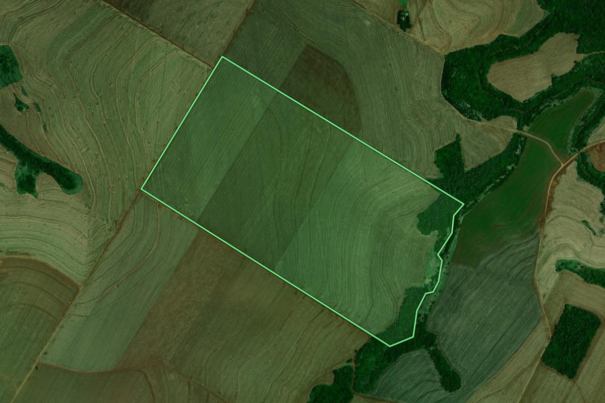 Imagem de satélite do imóvel rural em Boa Esperança (PR), com o contorno declarado no CAR desenhado por cima.
