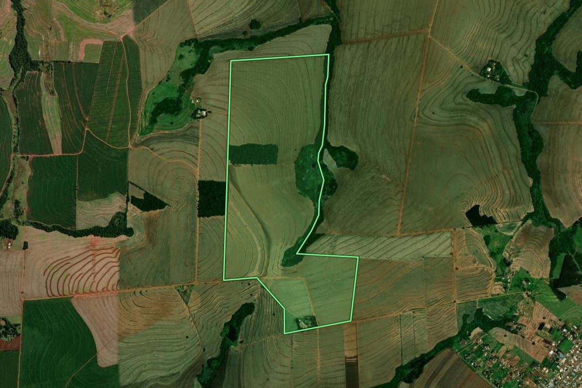 Imagem de satélite do imóvel rural em Boa Esperança (PR), com o contorno declarado no CAR desenhado por cima.