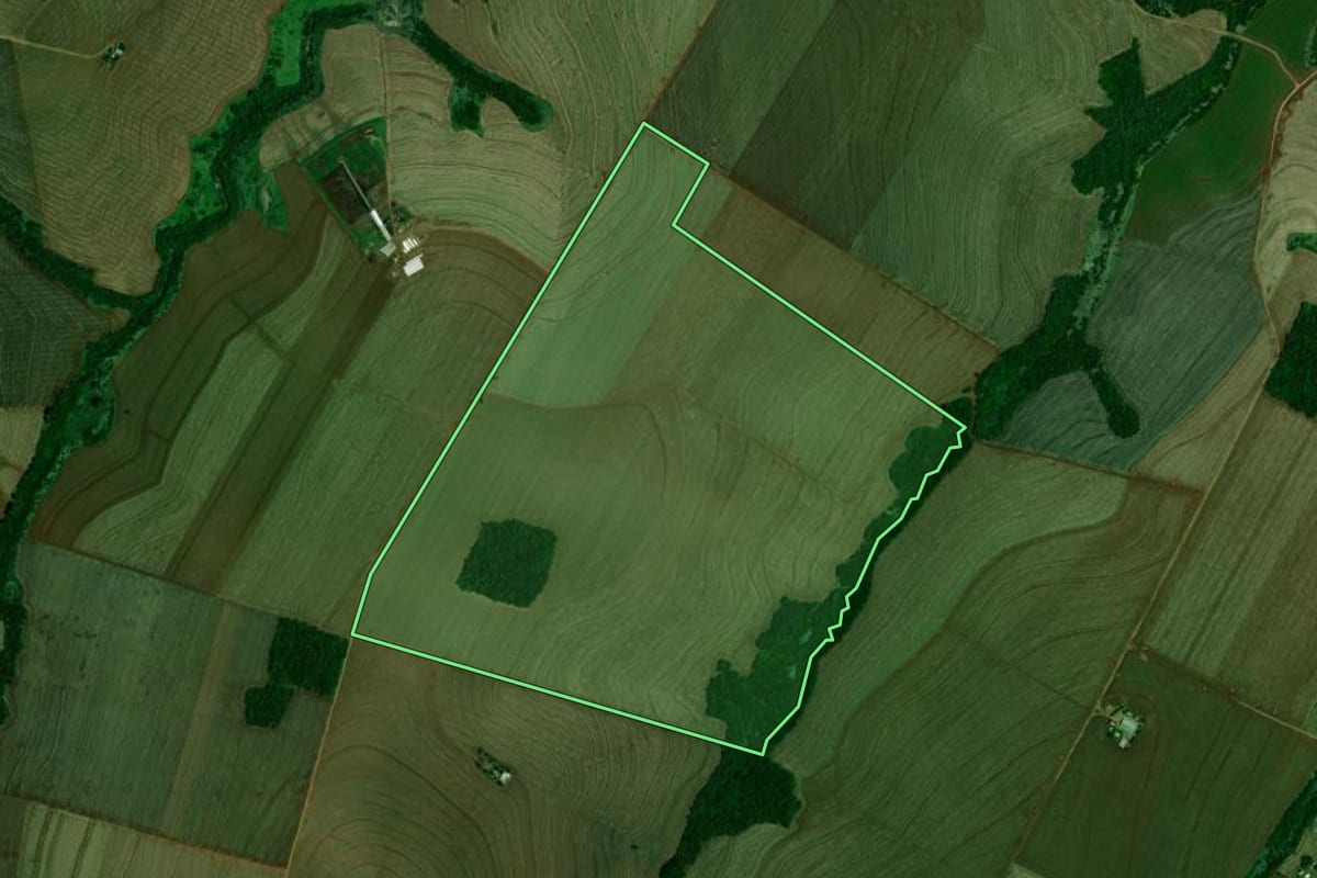 Imagem de satélite do imóvel rural em Boa Esperança (PR), com o contorno declarado no CAR desenhado por cima.