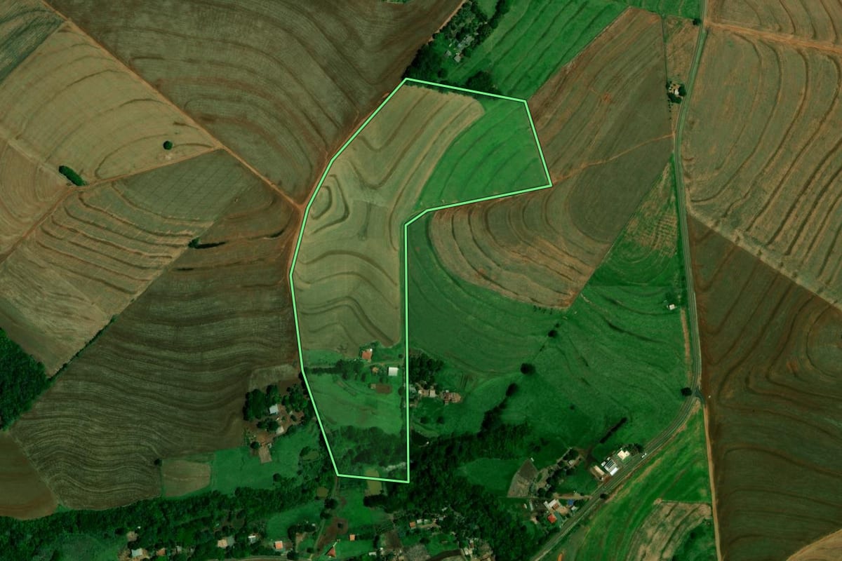 Imagem de satélite do imóvel rural em Boa Esperança (PR), com o contorno declarado no CAR desenhado por cima.