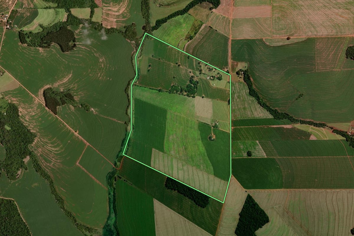 Imagem de satélite do imóvel rural em Boa Esperança (PR), com o contorno declarado no CAR desenhado por cima.