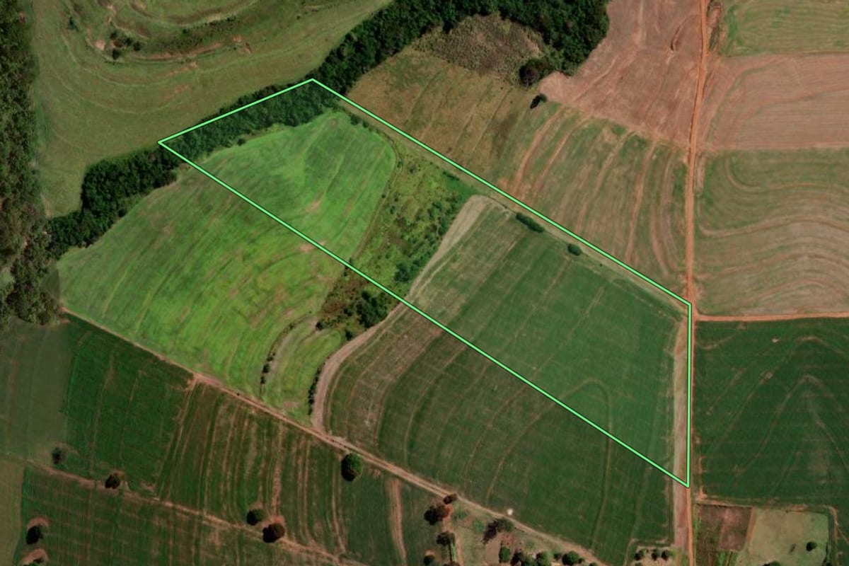Imagem de satélite do imóvel rural em Boa Esperança (PR), com o contorno declarado no CAR desenhado por cima.