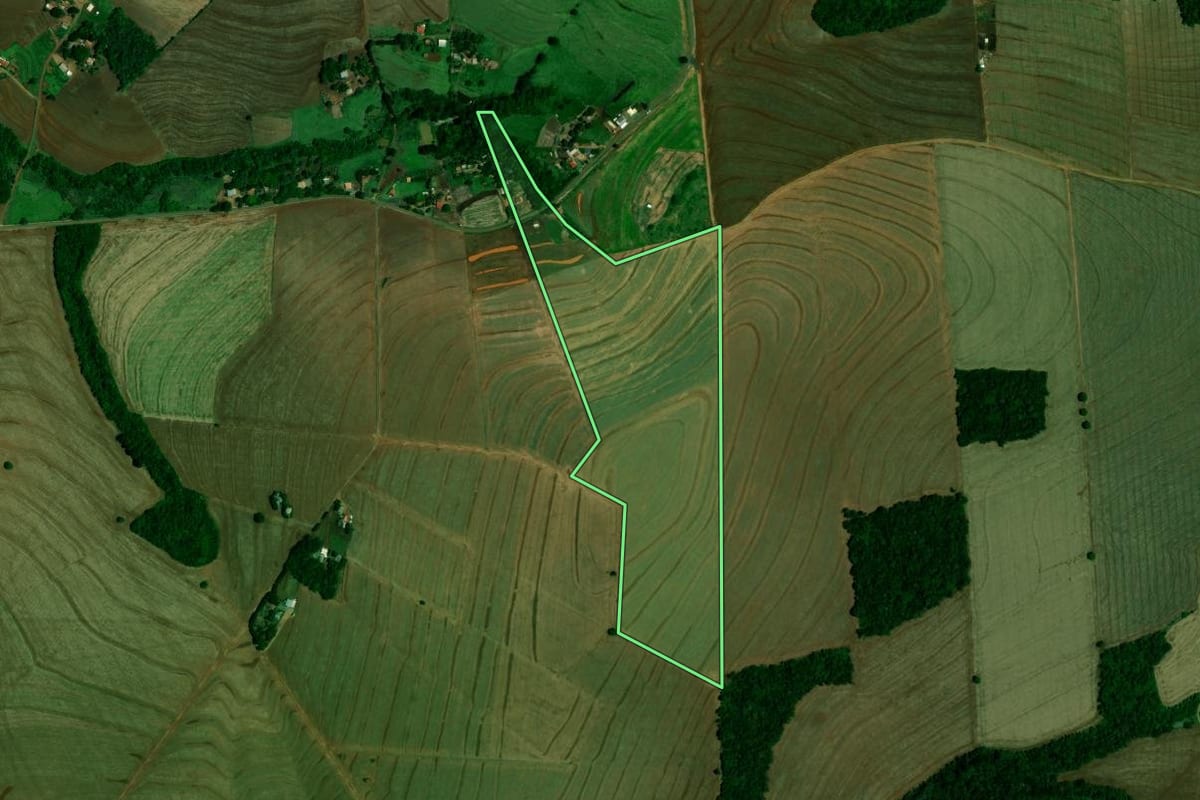 Imagem de satélite do imóvel rural em Boa Esperança (PR), com o contorno declarado no CAR desenhado por cima.