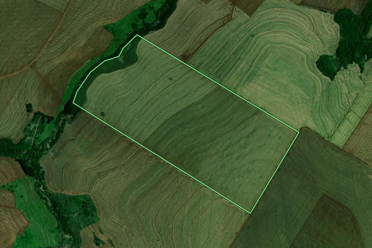 Imagem de satélite do imóvel rural em Boa Esperança (PR), com o contorno declarado no CAR desenhado por cima.