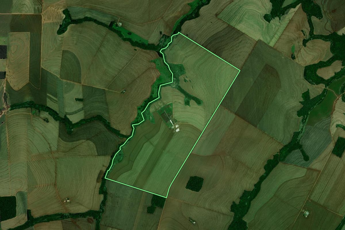 Imagem de satélite do imóvel rural em Boa Esperança (PR), com o contorno declarado no CAR desenhado por cima.