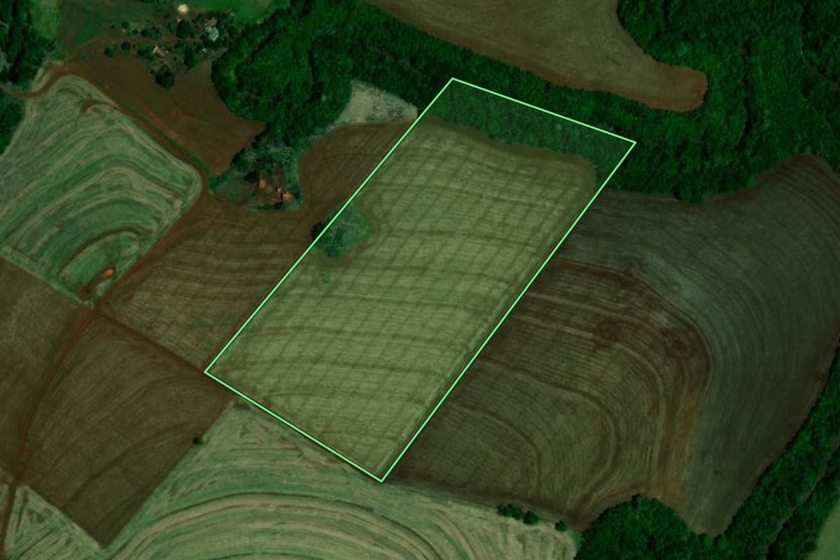 Imagem de satélite do imóvel rural em Boa Esperança (PR), com o contorno declarado no CAR desenhado por cima.
