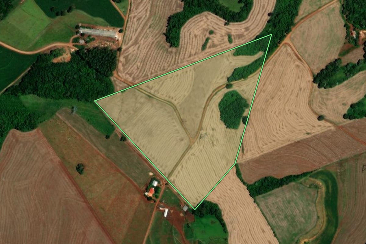 Imagem de satélite do imóvel rural em Boa Esperança do Iguaçu (PR), com o contorno declarado no CAR desenhado por cima.