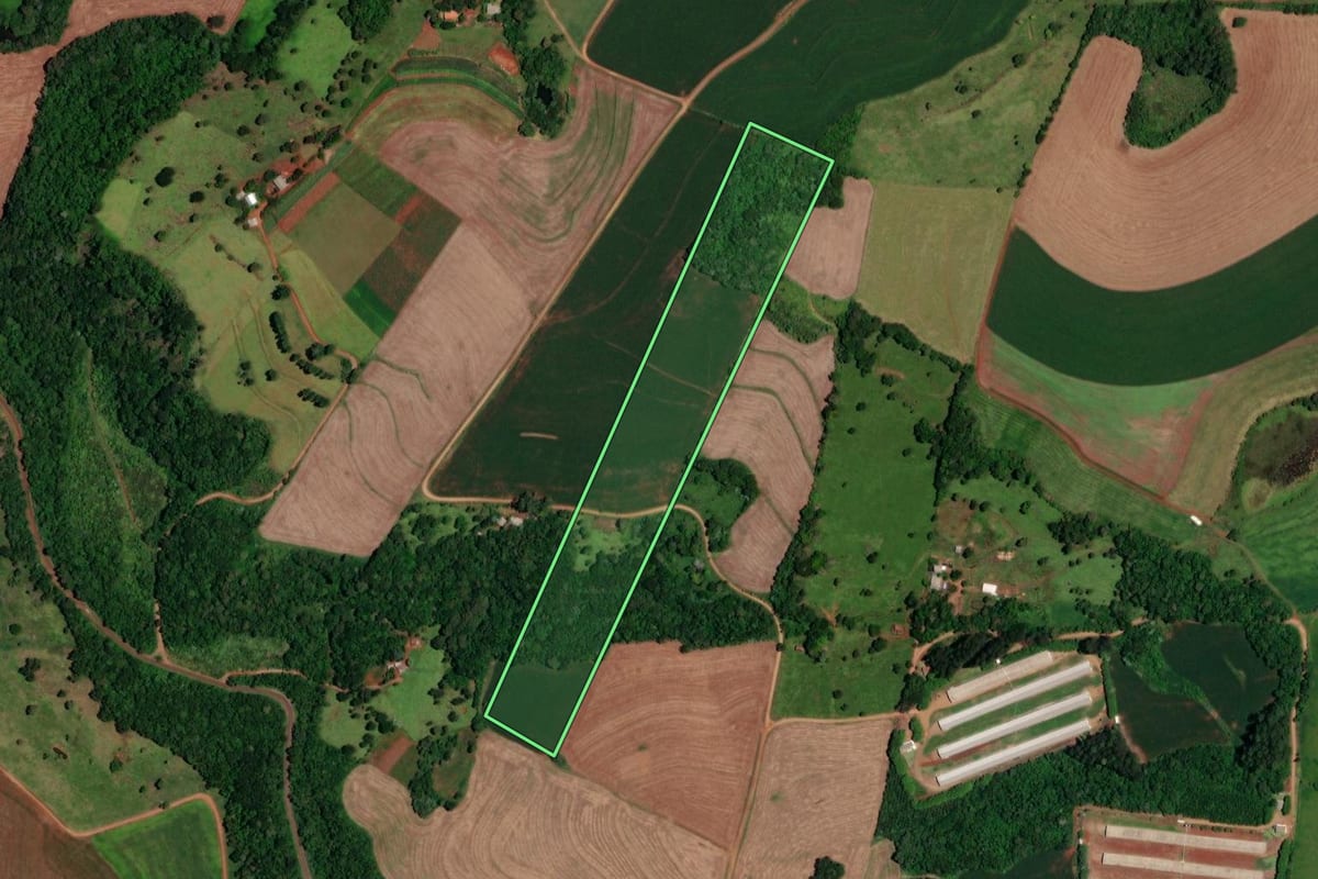 Imagem de satélite do imóvel rural em Boa Esperança do Iguaçu (PR), com o contorno declarado no CAR desenhado por cima.