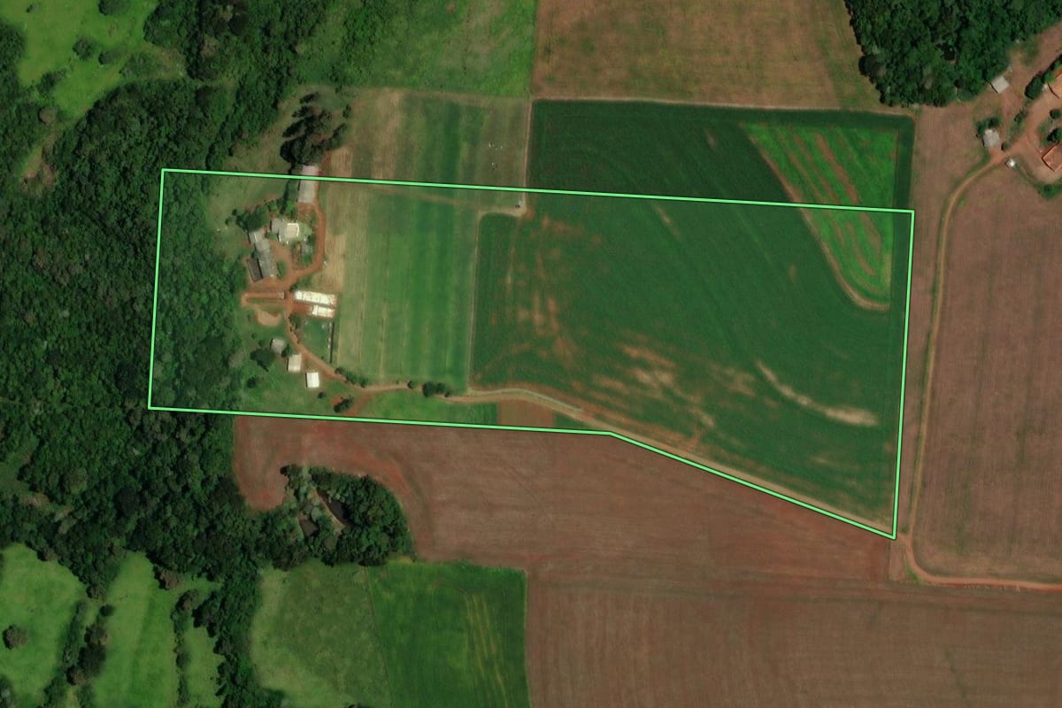 Imagem de satélite do imóvel rural em Boa Esperança do Iguaçu (PR), com o contorno declarado no CAR desenhado por cima.