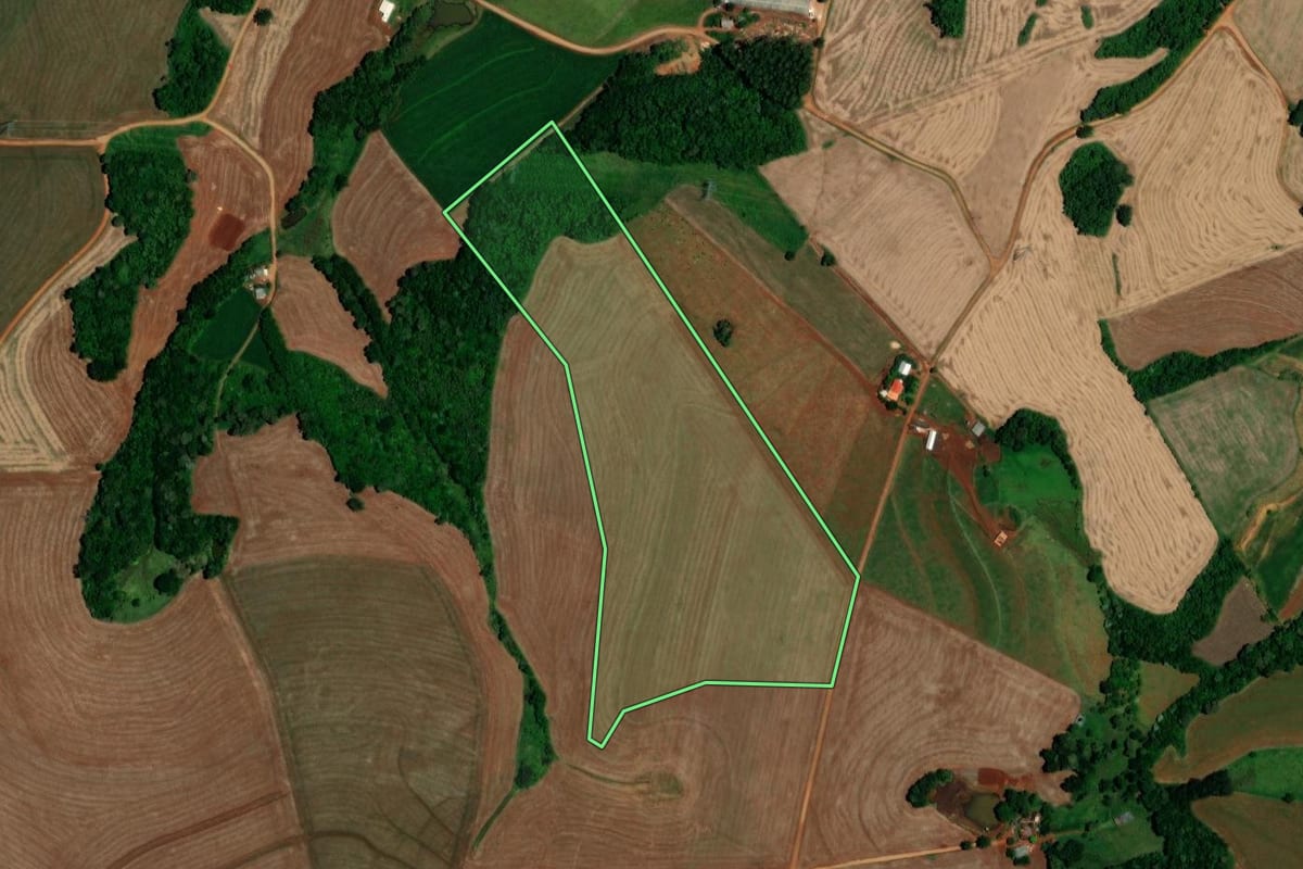 Imagem de satélite do imóvel rural em Boa Esperança do Iguaçu (PR), com o contorno declarado no CAR desenhado por cima.