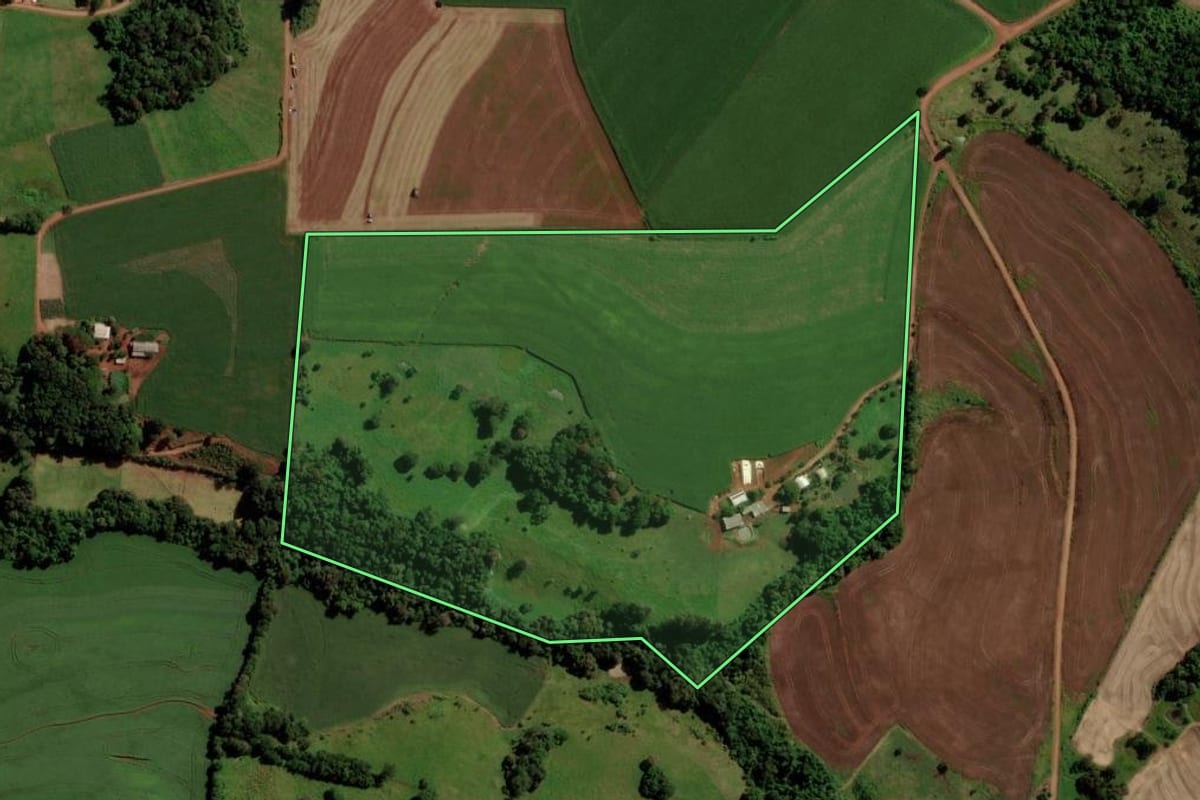 Imagem de satélite do imóvel rural em Boa Esperança do Iguaçu (PR), com o contorno declarado no CAR desenhado por cima.