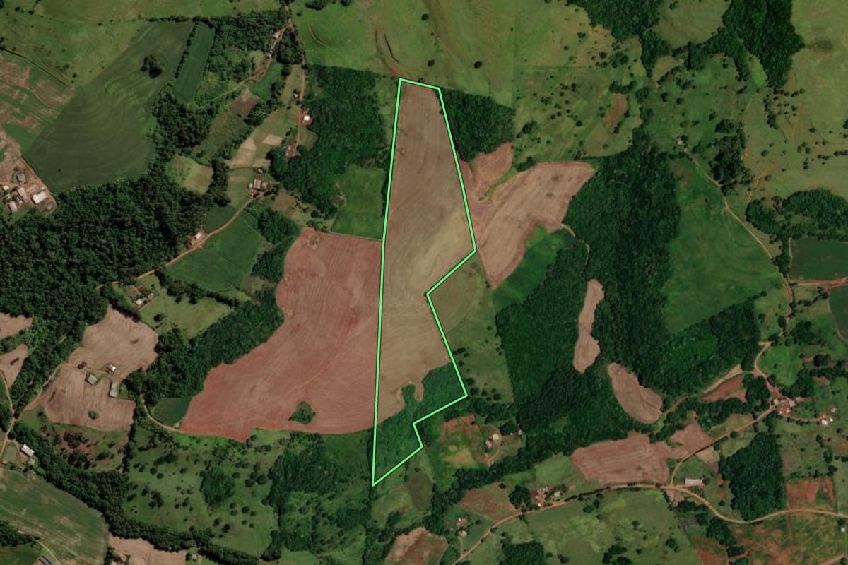 Imagem de satélite do imóvel rural em Boa Esperança do Iguaçu (PR), com o contorno declarado no CAR desenhado por cima.