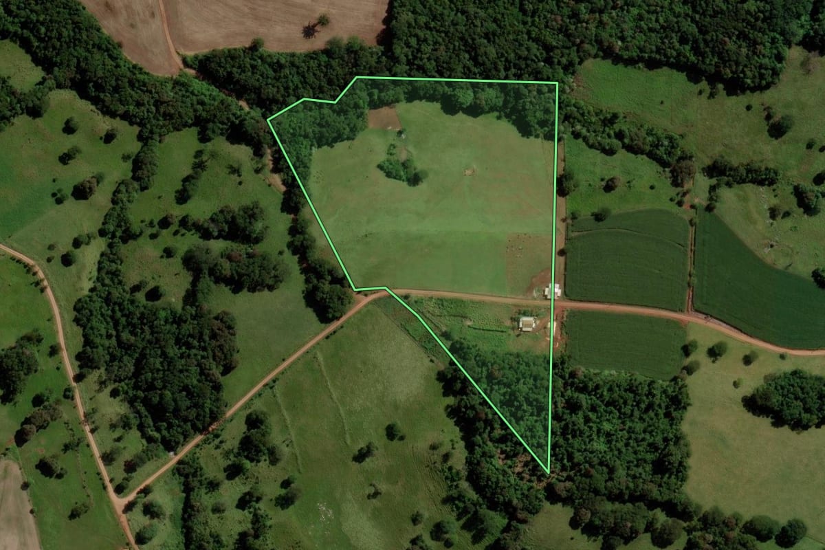 Imagem de satélite do imóvel rural em Boa Esperança do Iguaçu (PR), com o contorno declarado no CAR desenhado por cima.