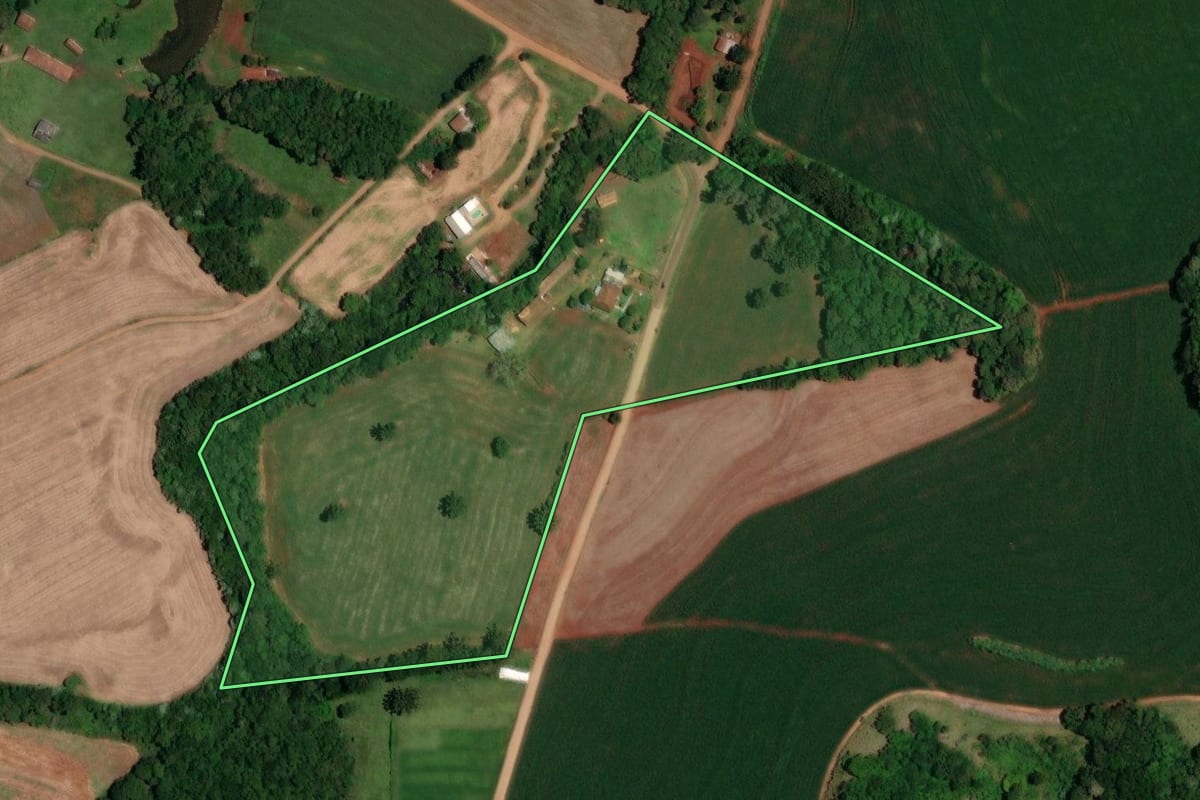 Imagem de satélite do imóvel rural em Boa Esperança do Iguaçu (PR), com o contorno declarado no CAR desenhado por cima.